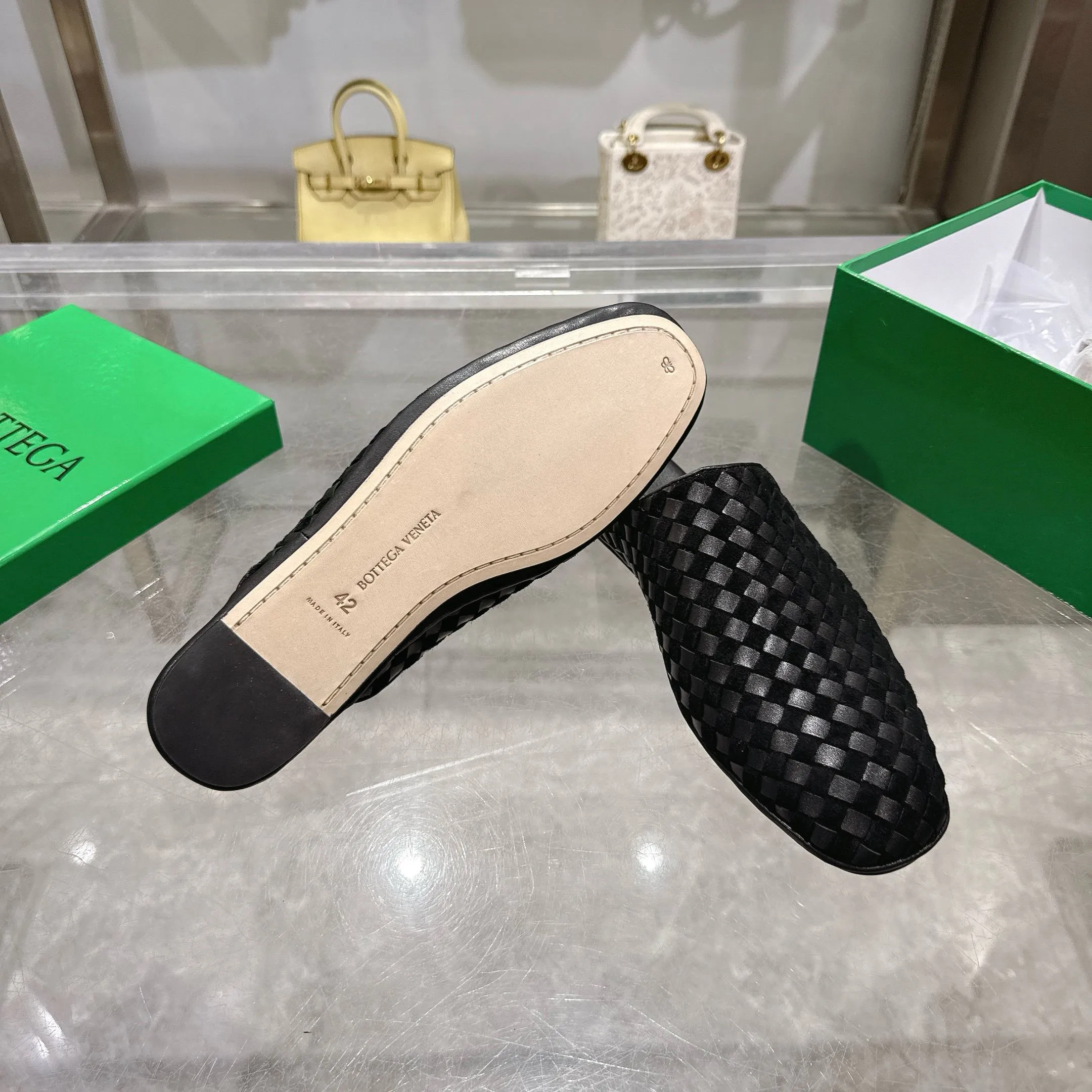 [BV] Top P: 720💰Size for couples: Female 35-39 Male 39--44 (Female 40. Male 38.45.46.47 customization is not returnable) [Note‼ ️] Add 💰 to size 46, add 💰 to size 47. Bottega Veneta's 2025 autumn counter synchronized genuine leather outsole classic woven half-drag couple model Bottega Veneta square toe flat shoes, imported mixed sheepskin, imported sheep! Leather outsole! [Rose][Rose]! Purely hand-woven and operated, the original board is reproduced one-to-one! quality assurance!